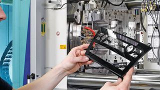 Wenn der Produktionszyklus für ein Bauteil durchlaufen ist, empfehlen die Experten eine Letztteiletest, um beginnende Probleme zu erkennen, die dann vor dem nächsten Rüsten abstellbar sind. (Krauss-Maffei)