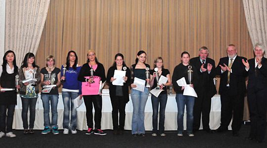 Bei der Siegerehrung konnten sich alle Teilnehmerinnen als Gewinner fühlen. Sie gehören auf jeden Fall zu den mutigsten Kfz-Mechatronikerinnen im Deutschen Kfz-Gewerbe. Die Prüfer waren zudem von ihrem Können beeindruckt. (Archiv: Vogel Business Media)