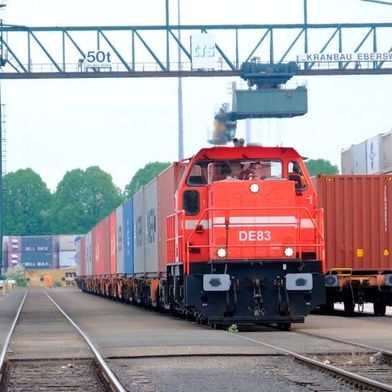 Der Hafen Hamburg bietet eine verlässliche Alternative zu anhaltenden Niedrigwasserständen auf dem Rhein von/nach Köln und Duisburg. (Bild: HGK Logistics and Intermodal)