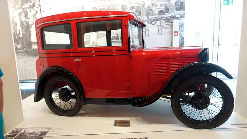 1928 übernahm BMW die Fahrzeugfabrik Eisenach A. G., den Hersteller des Kleinwagens Dixi, und wurde so zum Automobilhersteller. Am 22. März 1929 produzierte BMW im thüringischen Eisenach sein erstes Serienautomobil. Das Modell hieß 3/15 PS bzw. DA 2 und war eine Weiterentwicklung des Modells Dixi 3/15 DA, das seinerseits ein modifizierter Lizenzbau des britischen Austin Seven war. Der Wagen wurde in Berlin mit einer von Ambi-Budd gelieferten Karosserie montiert, die dem ebenfalls in Austin-Lizenz gebauten Rosengart ähnelte. (Bild: Dominsky – VCG)