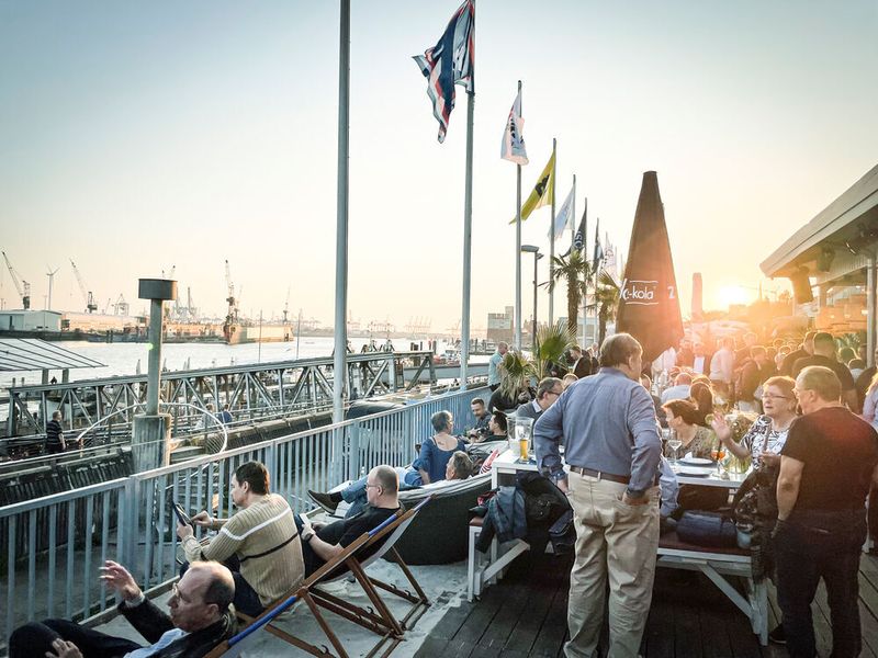 Die Abendveranstaltung bot unter anderem angeregte Gespräche und einen schönen Sonnenuntergang mit Blick auf den Hamburger Hafen.  (Synaxon)