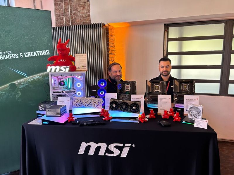 Farbenfroh und gute Laune bei MSI mit Torsten Bauer (l.) und Okan Oguz  (Bild: Vogel IT-Medien)