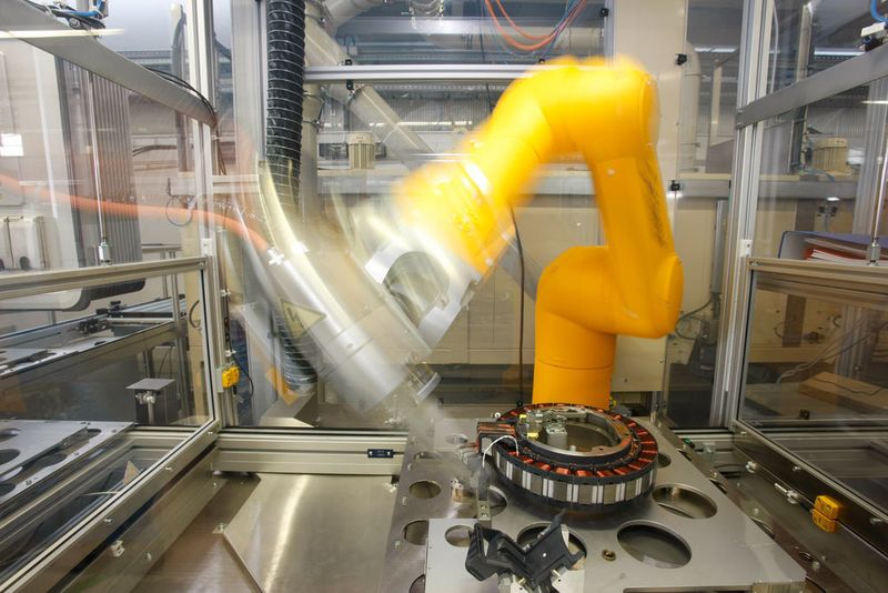 Steigt die Anzahl der Elektrofahrzeuge, werden sich auch die Fertigungsverfahren verändern. Für den Maschinenbau bietet sich hier ein Potenzial, auf das er bereits heute reagieren kann. (ZF Friedrichshafen)