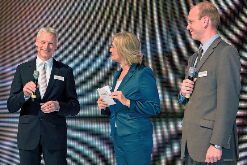 Treibende Kräfte hinter dem IFOY-Award (v.l.): Dr. Andreas Gruchow (Deutsche Messe AG), Anita Würmser (IFOY-Jury-Vorsitzende) und Sascha Schmel (VDMA-Fachverbands-Geschäftsführer). (Bild: IFOY)