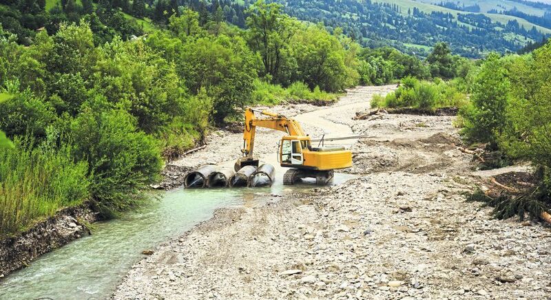 Bei Baumaschinen ist ein Einsatz im Schlammwasser nicht unüblich – die SRU- Pendelrollenlager-Einheiten sind für diese Anwendung geeignet. (Ioan Panaite - stock.adobe.com)