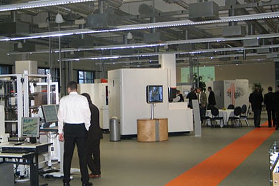 Auf rund 1300 m2 bietet das neue Anwendungszentrum Fräs- und Erodiertechnik von GF Agie Charmilles in vielen Varianten. (Archiv: Vogel Business Media)