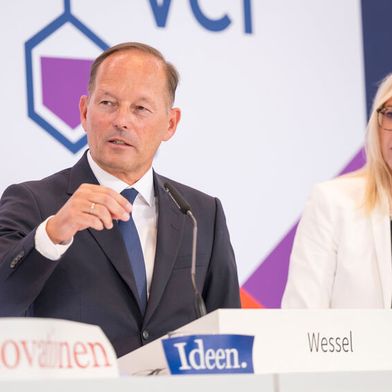 „China kleckert nicht, es klotzt“, sagte Thomas Wessel, Vorsitzender des VCI-Ausschusses Forschung, Wissenschaft und Bildung, mit Blick auf den aktuellen chinesischen Fünfjahresplan. Die Resilienz und Zukunftsfähigkeit des Standorts würden dort nicht dem Zufall überlassen, sondern strukturell organisiert. (Bild: VCI / Thomas Lohnes)