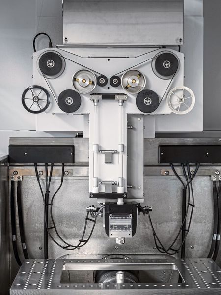 La machine CUT X comprend deux circuits à fil identiques et symétriques pour un dégrossissage et une finition simples et rapides, une vitesse et une précision de coupe optimales et une double autonomie du fil. (Source : GF Machining Solutions SA)