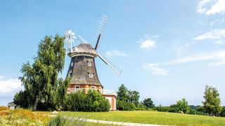 Im Jahr 1745 erfand Edmund Lee eine Vorrichtung (zweites kleines Windrad), die es ermöglicht, dass sich die Windmühle selbstständig in den Wind dreht. (©pure-life-pictures - stock.adobe.com)