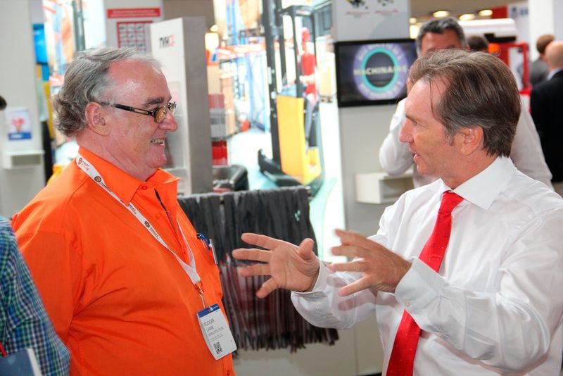 Angeregte Gespräche in den Messehallen. (Bild: Hofmann)