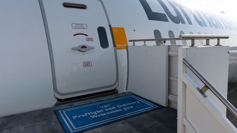 Für zahlreiche Komponenten setzen Flugzeugbauer gezielt auf Bleche, Bänder, Drähte, Stabstahl oder Schmiedeteile aus Edelstahl Rostfrei. (Bild: Lufthansa)