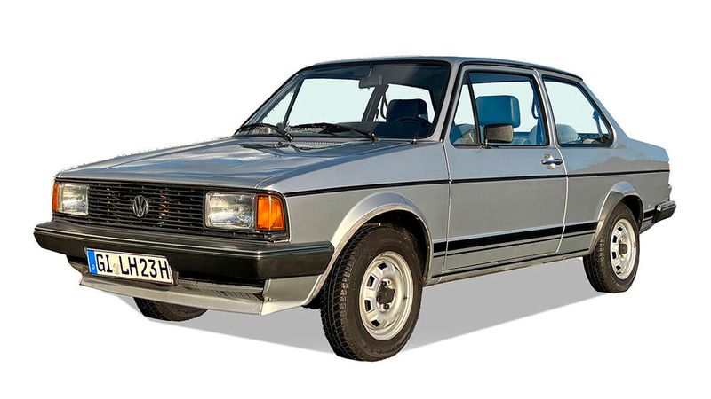 13. Preis: 1979 erweiterte Volkswagen mit dem Jetta seine Palette um ein weiteres Modell, weil vor allem im nordamerikanischen Raum eher Limousinen als Schrägheckmodelle gefragt waren. Der Jetta war eine vom VW Golf abgeleitete kompakte Limousine, die sich sehr schnell den Spitznamen „Rucksackgolf“ eingehandelt hatte. Den Jetta gab es sowohl als 2- als auch als 4-Türer und hatte einen mit über 500 Litern geradezu üppigen Kofferraum. In der Folge wurde der Jetta das meistverkaufte europäische Auto in den USA, Mexiko und Kanada. Da der Jetta von Beginn an ab Werk hohlraumkonserviert war, ist der Wagen gut gegen Rost geschützt. Das merkt man auch bei diesem silber-metallic farbigen Modell aus dem Jahre 1982, welches sich nach 43 Jahren immer noch rostfrei präsentiert und mit nicht einmal 120.000 Kilometern gerade mal eingefahren ist. Mit dem verbauten Viergang-Schaltgetriebe ist eine Höchstgeschwindigkeit von 147 km/h möglich, den Standardsprint auf 100 km/h absolviert dieser Jetta in 15 Sekunden. Der 1,3-Liter-Motor leistet 60 PS, mit denen man auch heute noch problemlos im Verkehr mitschwimmen kann. Dank des großen Kofferraums und ausreichend Platz für 4 Erwachsene ist er immer noch ein idealer, alltagstauglicher Reisewagen. Gespendet von Michael Dams.  (Bild: Oldtimerspendenaktion)