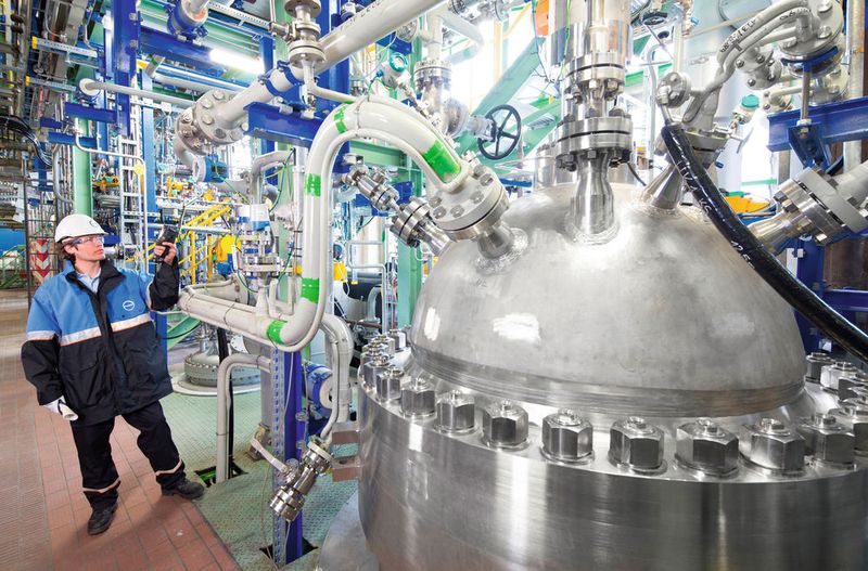 Carbon dioxide as new raw material: At this production plant in Dormagen, Covestro is now incorporating 20 percent CO2 into an important foam component. (Covestro)