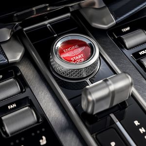 Der rote Startknopf ist eine Hommage an den Ur-Vanquish, bei dem sich ein roter Startknopf im oberen Drittel der Mittelkonsole befand.(Bild:  Aston Martin)