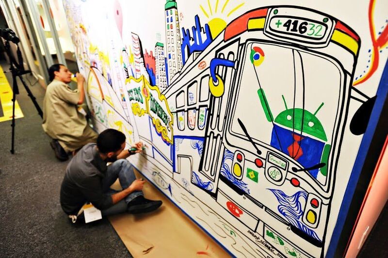 Lokale Künstler gestalten ein Wandgemälde im Google-Büro in Toronto. (Google)