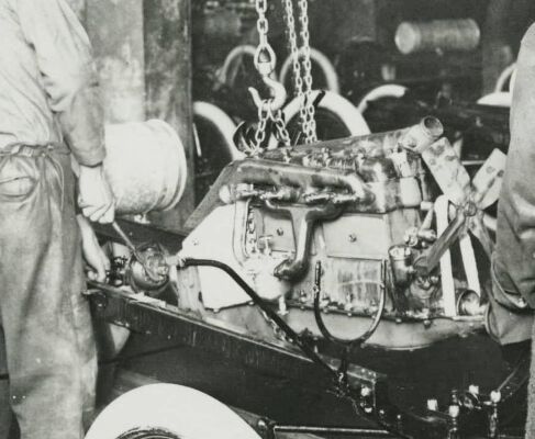Ford kombinierte austauschbare Teile mit unterteilter Arbeit und fließendem Materialtransport, um sein bewegliches Fließband zu schaffen und revolutionierte damit den Automobilbau.  (Bild: The Henry Ford Museum)