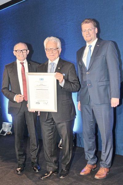 Zum Ehrenpräsidenten ernannt: (v.li.) Michael Ziegler (Präsident), Harry Brambach (Ehrenpräsident) und Carsten Beuß (Hauptgeschäftsführer; alle Kfz-Gewerbe Baden-Württemberg). (Bild: Zietz/»kfz-betrieb«)