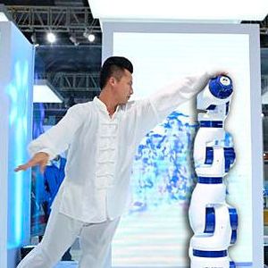 Der erste chinesische kollaborative Roboter: Für das Teach-in bewegt der Bediener den Roboterarm zu den Schlüsselpositionen des Verfahrwegs.