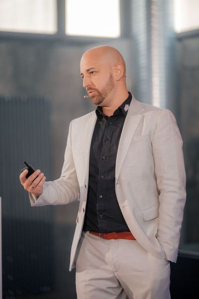 Florian Hansemann von HanseSecure eröffnete den zweiten Konferenztag mit seiner Keynote zur Bedeutung & Relevanz einer starken CyberSecurity Community. (Bild: Vogel IT-Akademie)