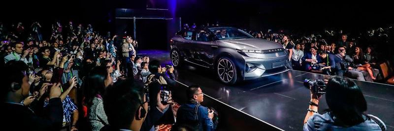 Mit neuen Bedienkonzepten wartet nicht nur Byton auf. Der Hersteller hat seinen Konzept-SUV in Las Vegas vorgestellt. Statt eines Armaturenbretts gibt es ein großes Display.(Bild:  Byton)