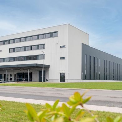 Bleib im Lande! Das Elektro- und Verbindungstechnikunternehmen Weidmüller investierte rund 60 Millionen Euro in den Bau dieses neuen Elektronikwerks. Es gilt nicht zuletzt als starkes Signal für ein Ja zum Standort Deutschland. Hier mehr dazu ... (Bild: Weidmüller)