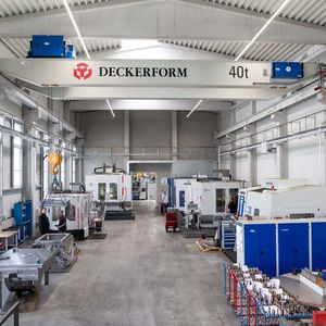 Von der Vision zur Serienreife: Deckerform begleitet Kundenprojekte als ganzheitlicher Entwicklungspartner. In der hauseigenen „Kunststoffschlosserei“ – dem Raum für Prototyping und Versuche – werden Materialmix und Geometrie frühzeitig getestet, um anspruchsvolle Ideen in hochpräzise Werkzeugkonzepte und Serienprozesse zu überführen.(Bild:  Julian Larsson/LARSSON MEDIENPRODUKTION)
