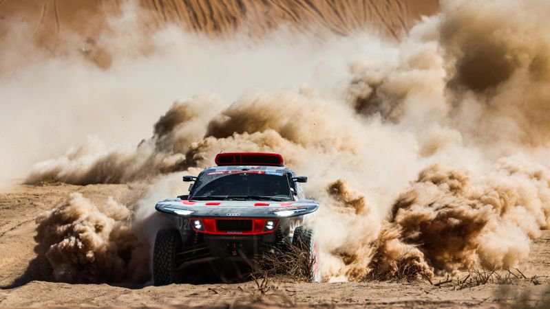 Der Audi RS Q e-tron war 2024 das erste Auto, das die Rallye Dakar mit elektrischem Antrieb, Hochvoltbatterie und Energiewandler gewonnen hat.(Bild:  Audi Sport GmbH)