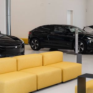 Aufgrund der Größe des Münchner Spaces gibt es auch viele Sitzmöglichkeiten für die Kunden.(Bild:  Polestar)