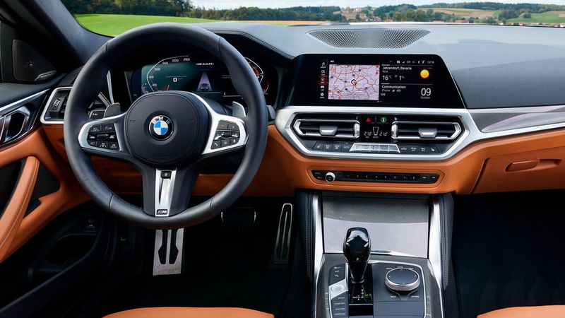 Das Sportlenkrad des 4ers wurde neu designt. (BMW)