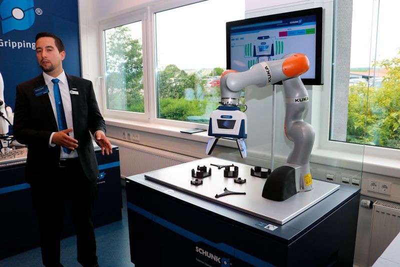 Im Praxisteil der Veranstaltung wurde MRK für die Teilnehmer erlebbar. Schunk zeigte Cobot-Applikationen live in Aktion. (Sonnenberg)
