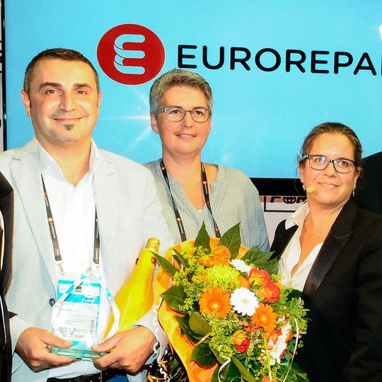 Hüseyin Cenan (li.) ist mit seiner Werkstatt in Niederzier der 400. Partner von Euro Repar Car Service.(Bild:  PSA)