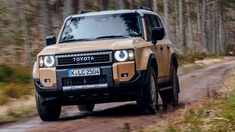 Angeboten wird der Land Cruiser 250 in zwei unterschiedlichen Designs mit eckigen oder mit runden Scheinwerfern. (Bild: Toyota)