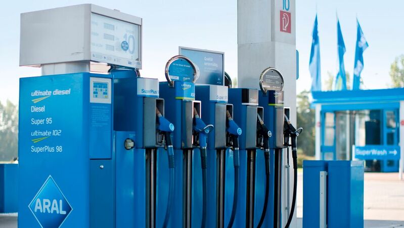 Tankstellen mit mehr als sechs Mehrfachzapfsäulen müssen ab sofort einen Energiekostenvergleich aushängen.