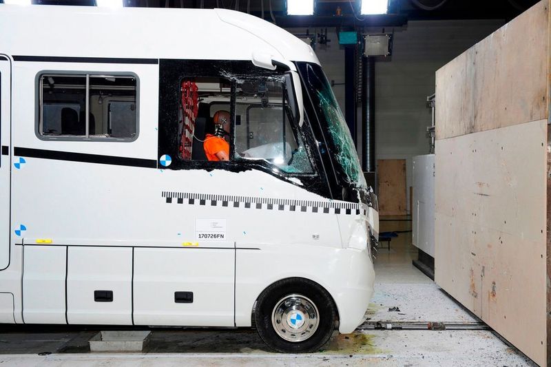 Im Crashtest lies der Hersteller das Luxusmobil gegen eine Betonwand fahren.  (Niesmann und Bischoff)