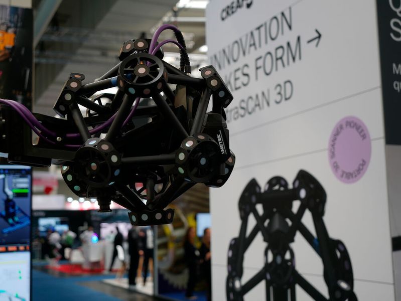 Der optische KMG-Scanner Metrascan 3D von Creaform wurde speziell für Fertigungs- und Messtechniker entwickelt. Er eignet sich für alle Produktionsumgebungen und wird weder von Vibrationen in Fertigungsumgebungen, noch von sich bewegenden Teilen oder instabilen Umgebungsbedingungen beeinflusst. (Bild: Sandro Kipar/VCG)