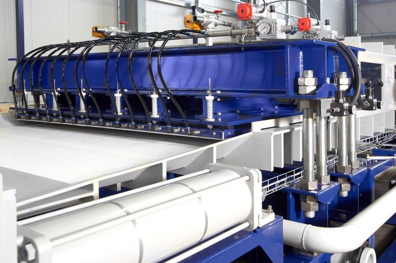 Im Anschluss an die Filtrations- und Waschstufen können verschiedene Entfeuchtungssysteme zur Trocknung des Filterkuchens zum Einsatz kommen. Mit der optional verfügbaren Nachpresseinrichtung ist eine mechanische Verdichtung gegebenenfalls zusammen mit einer Ausblasung möglich. (©Schmid und Keck)