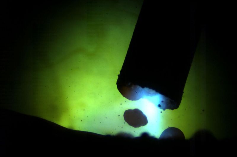 3. Platz des DVS-Fotowettbewerbs 2012: „Tropfenablösung an einer Stabelektrode: Bildsequenz einer Hochgeschwindigkeitsaufnahme, bei der eine Tropfenablösung von einer R12 umhüllten und 2,5 mm dicken Stabelektrode zu sehen ist“ (Bild: Jochen Lauscher, Institut für Schweißtechnik und Fügetechnik, RWTH Aachen)