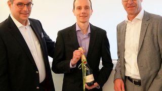 Robert Werner, COO Standort Ingolstadt, gratuliert dem 1000. ASAP-Mitarbeiter Thomas Rudolph zusammen mit Michael Neisen, der als CEO der ASAP Gruppe das starke Wachstum in den letzten Jahren begleitet hat. (Foto: ASAP)