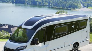 Teilintegrierte Reisemobile wie der neue Smove von Niesmann und Bischoff zählen zu den absoluten Publikumslieblingen. (Niesmann)