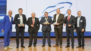 Die feierliche Verleihung des Blauen Kalligraphen auf der Bundestagung (v. l.): Michael „Goofy“ Förster (Moderator), Gerald Weil (Preisträger), Jürgen Karpinski (ZDK-Präsident), Werner Blohm (Preisträger), Michael Schneider (Preisträger), Arne Joswig (ZDK-Vorstand) und Michael Radig (Fuchs Lubricants Germany). (Bild: ProMotor)
