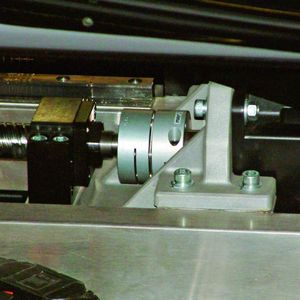 Bild 2: Eine direkt angetriebene Spindelachse verschiebt das Fahrzeug entlang der Längsachse. Eine spielfreie und drehsteife Lamellenpaketkupplung überträgt das Drehmoment vom Servomotor zur Spindel und gleicht Wellenverlagerungen aus.