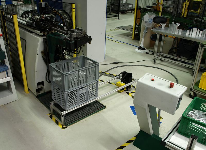 Erst durch beidhändiges Freischalten außerhalb des Schutzfelds kann ein Biegezyklus gestartet werden. (Leuze)