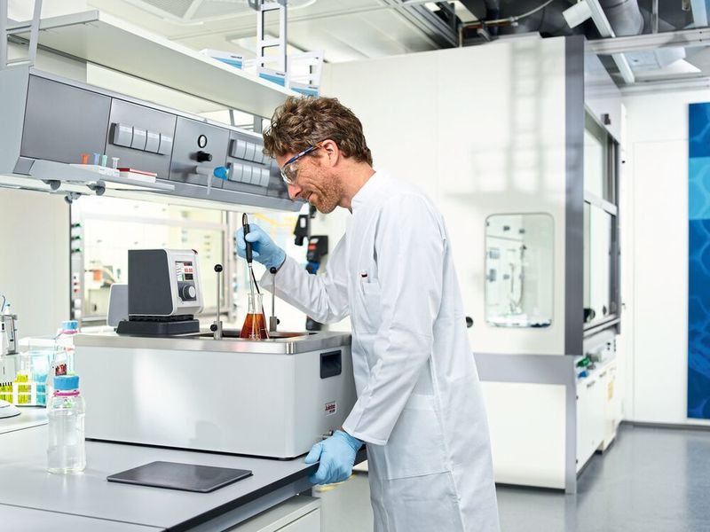 2 Umwälzthermostate für interne und externe Aufgaben (Julabo)