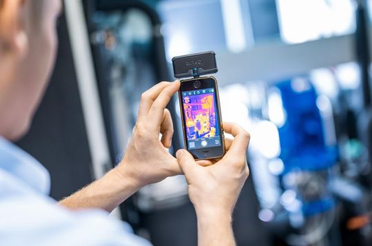 Wer den Energiebedarf in seiner Produktion senken will, der muss erst mal wissen, wo es Probleme gibt. Die finden die Experten von ETA-Solutions etwa per Thermografie.(Bild:  ETA-Solutions)