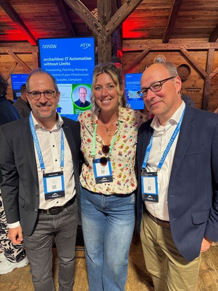 Franziska Magai (Vogel IT-Akademie) im Gespräch mit Akademie-Fan Mark Hlawatschek (l.) und Peter Ronge von Atix (Bild: Vogel IT-Medien GmbH)
