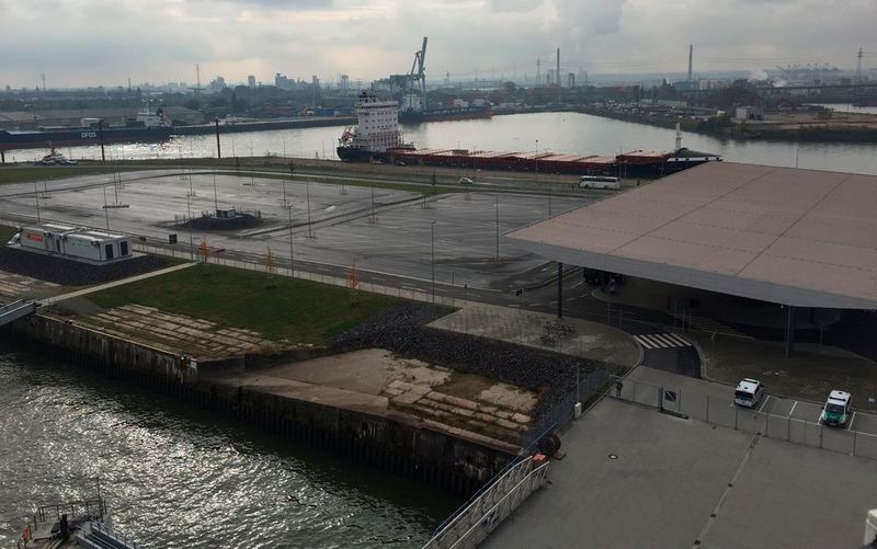 Le parking encore désert devant le quai d’embarquement de l’Aidaprima vu depuis le navire. (Sergio Caré / VBM)