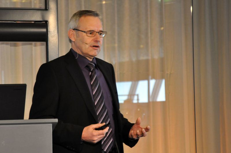 Novartis Pharma setzt Comos als integrierte Engineering-Plattform weltweit ein und erhofft sich durch das neue Modul zur Validierung Comos VAL eine verbesserte Qualifizierung seiner Anlagen. Christoph Jauslin sprach in München über seine bisherigen Erfahrungen bei der Einführung von Comos im Jahr 2004 und die nötigen Anpassungen der Arbeitsprozesse.  (Bild: Marion Henig)