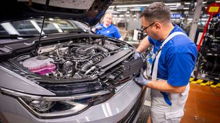 Produktion des VW Golf im Werk Wolfsburg: Durch den Wegfall des Verbrennerantriebs werden in der Autoindustrie etwa ein Drittel weniger Beschäftigte gebraucht. (Bild: Volkswagen AG)