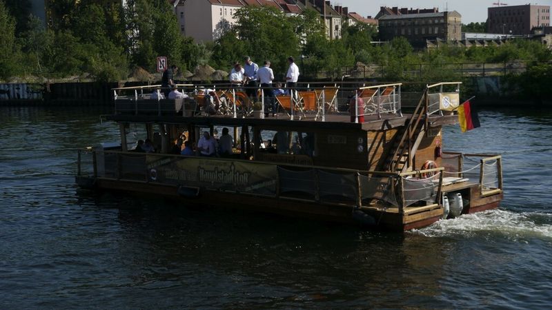 Den Abschluss des ersten Veranstaltungstages bildete die Flussfahrt auf der Spree mit zwei Schiffen, die alle Beteiligten sichtlich genossen. (Bild: Ferrari Electronic)