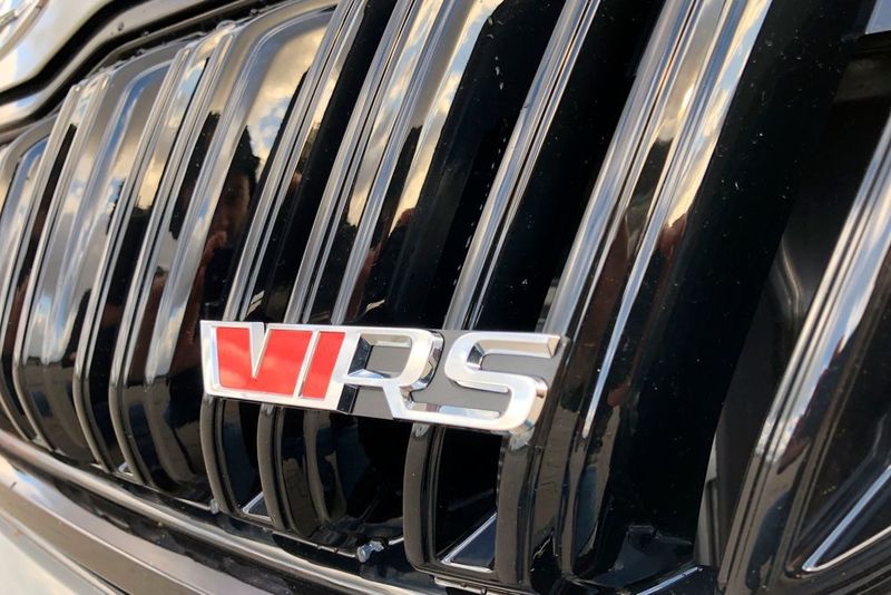 Der markante Kühlergrill in 3-D-Optik trägt das neue, rote VRS-Logo. (
»Automobil Industrie«/Jens Scheiner)